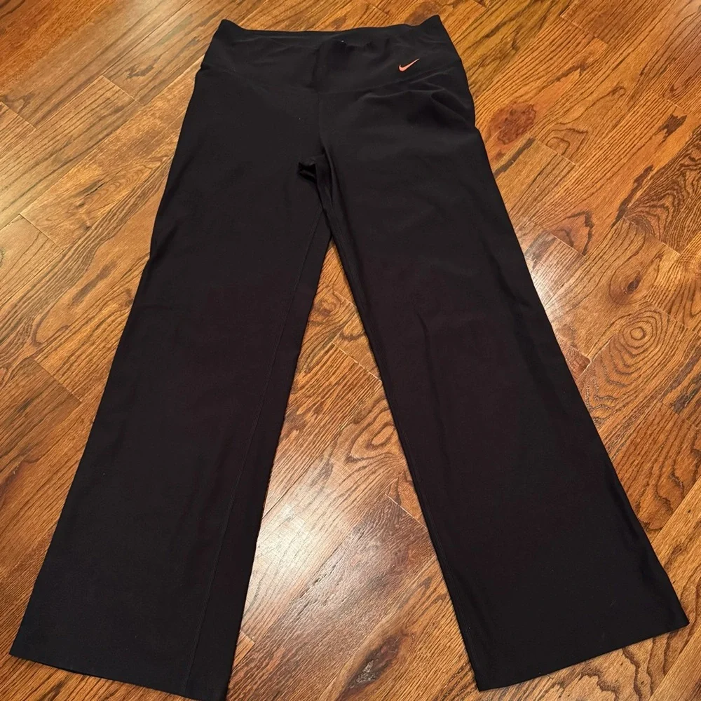 Nike Dry-Fit women’s wide leg athletic/workout pants with pink accent. Medium.